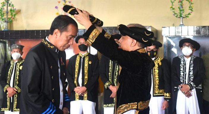 Presiden Joko Widodo mendapatkan anugerah gelar adat dari Kesultanan Ternate.