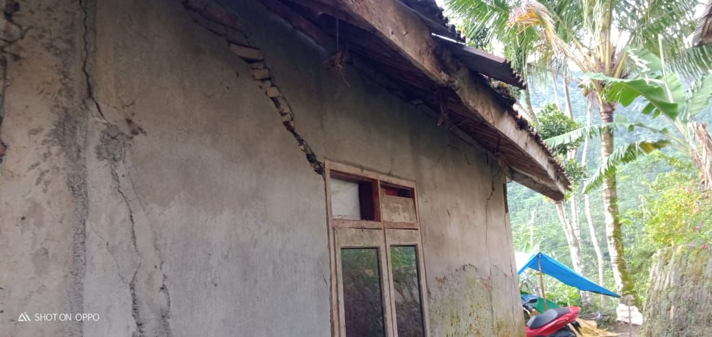 Rumah warga alami retak pada bagian dinding dan lantai amblas akibat pergerakan tanah