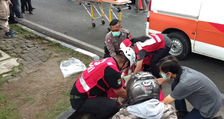 Pemotor korban kecelakaan di Jalan Dr. Setiabudi Kota Bandung saat dievakuasi tim medis, Rabu 28 September 2022. Korban meninggal dunia.