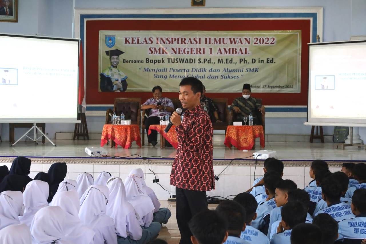 Dr Tuswadi memberikan kelas inspirasi dihadapan ratusan siswa dan guru SMKN 1 Ambal Kabupaten Kebumen