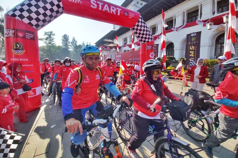 Para peserta di acara Gelaran Indonesia Heart Bike 2022 di halaman Gedung Sate, Kota Bandung, Minggu, 25 September 2022.