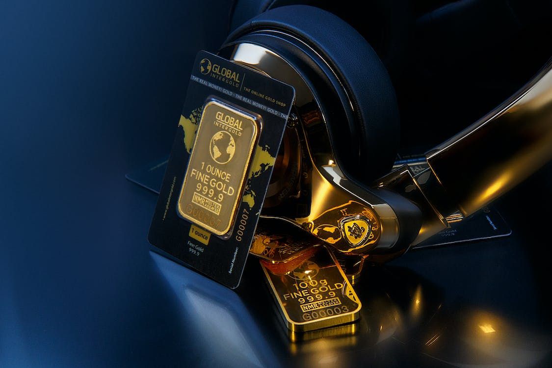 Harga dasar emas Antam  tercatat melonjak ke level Rp 942.000 per gram.