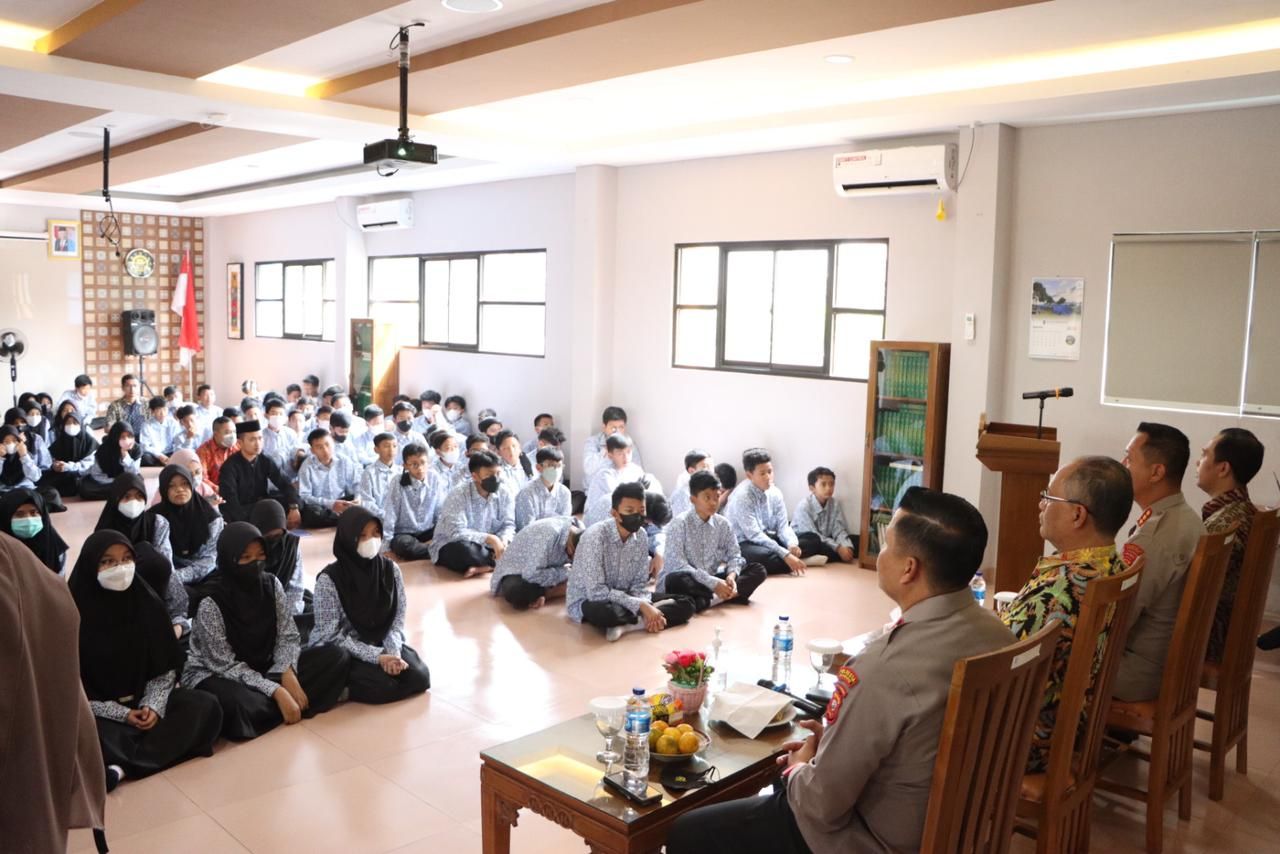 Kapolresta Bandung Kombes Pol Kusworo Wibowo menyambangi SMP PCI Baleendah guna mencegah kenakalan remaja.