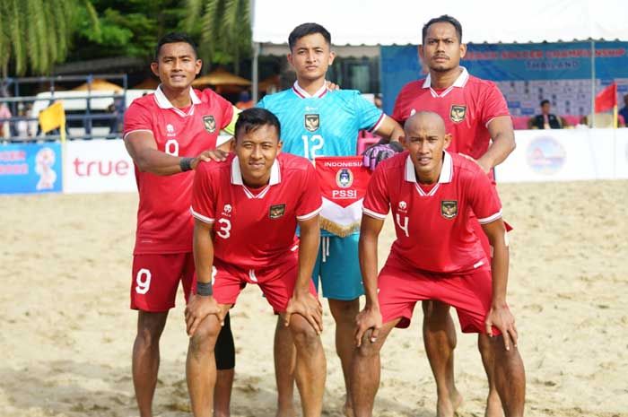 Squad Garuda, tim sepak bola pantai Indonesia harus kembali menelan kekalahan atas Malaysia di turnamen AFF Beach Soccer Championship 2022.