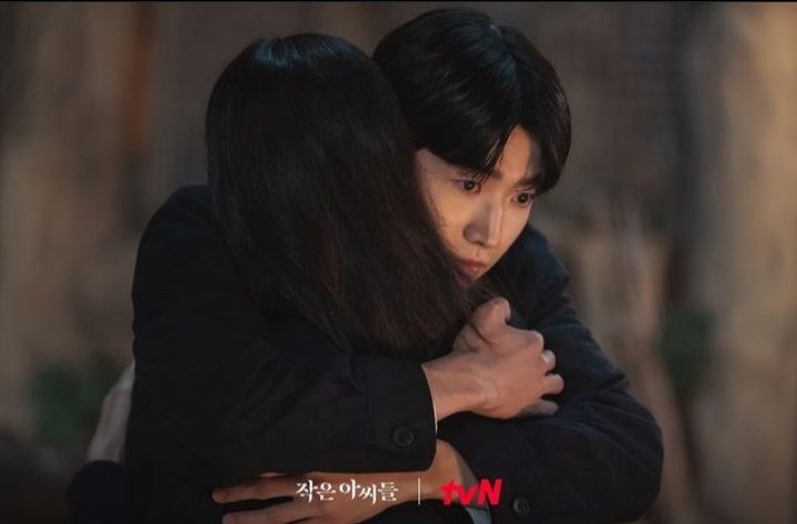 Kang Hoon memeluk Nam Ji Hyun di Little Women