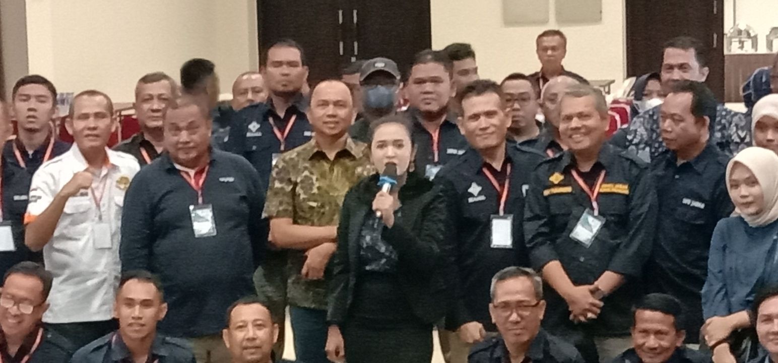 Kadis Perhubungan Jawa Barat foto bareng dengan paraPengurus dan calon Ketua IKAALL di hotel Pantai Indah Timur Pangandaran, Sabtu 1 Oktober 2022.