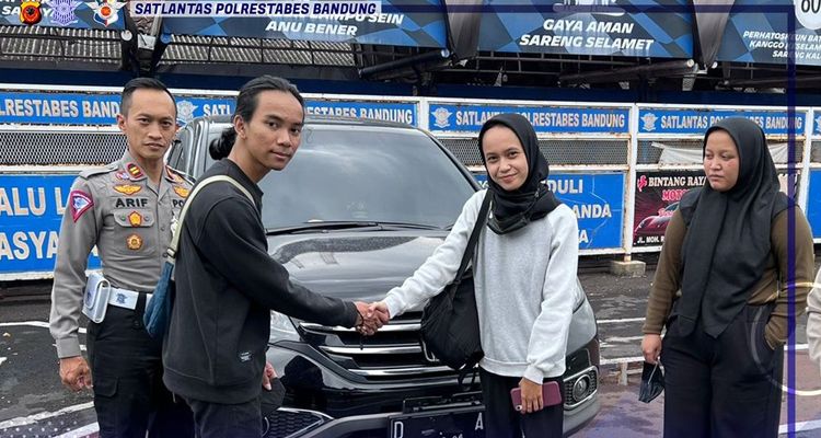 Pengendara mobil dan motor yang terlibat kasus kecelakaan di Jalan Wastukencana Kota Bandung sepakat damai, Jumat 30 September 2022.