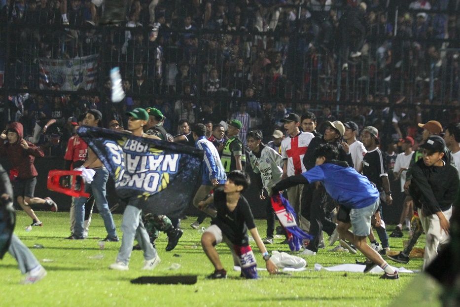 Kronologi Ratusan Supporter tewas di Laga Arema FC vs Persebaya Tadi Malam Diduga Ulah Oknum Aremania