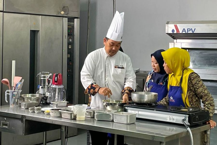 Sesi praktek memasak kue saat pelatihan di Sekolah Tinggi Pariwisata (STP) Trisakti, Bintaro, Jakarta, beberapa waktu lalu.