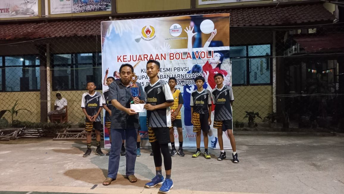 Vokas saat menerima piala juara 3 bersama dari ketua PBVSI Banjarnegara