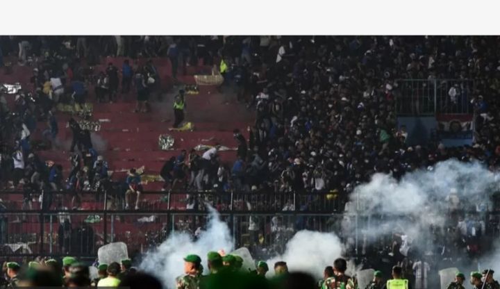 Aparat kepolisian melepaskan gas air mata ke kedua pihak yang ricuh di stadion Kanjuruhan Malang 