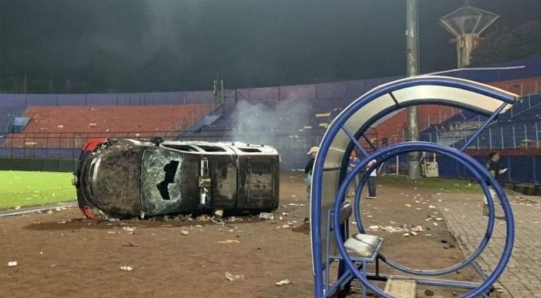 Akibat dari suporter di Stadion Kanjuruhan, Malang setidaknya 13 kendaraan dilaporkan rusak. 