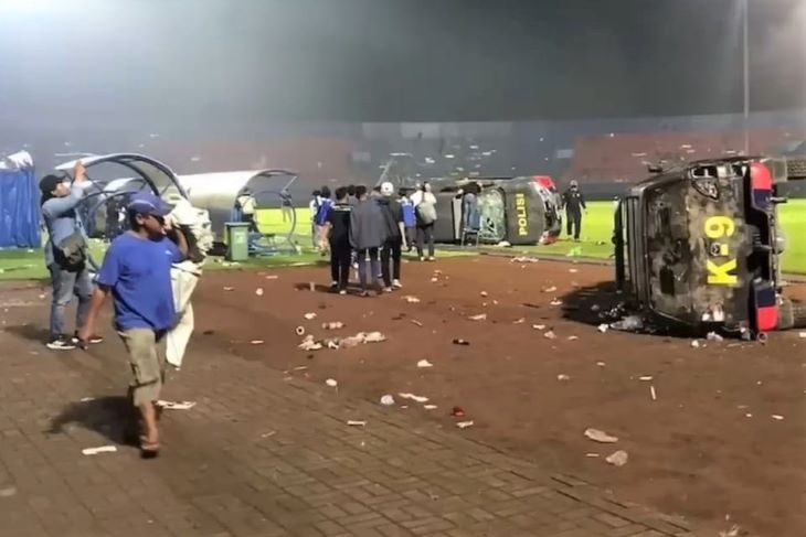 Sejumlah kendaraan polisi dijungkirbalikan dalam  insiden di dalam Stadion Kanjuruhan Malang Jawa Timur pasca pertandingan Arema FC Malang melawan Persebaya Surabaya.