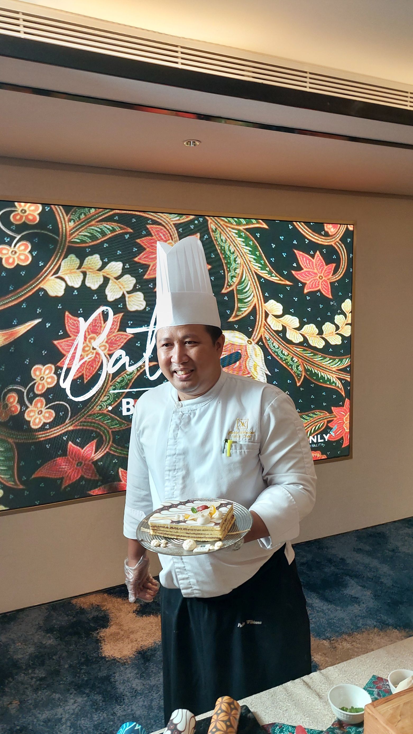 Chef Purbo dari Vasa Hotel memamerkan salah satu kue bermotif batik