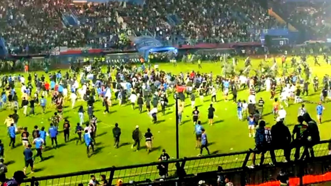 RIBUAN suporter turun ke tengah lapangan mengejar para pemain Arema FC besrta officialnya sebagai bentuk kekecewaan timnya dikalahkan rivalnya, Persebaya.