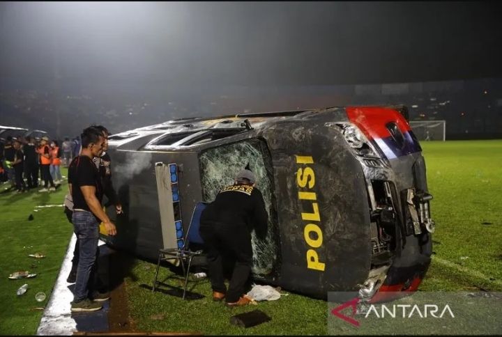 Sebuah mobil polisi terbalik akibat kericuhan usai pertandingan BRI Liga 1 antara Arema melawan Persebaya di Stadion Kanjuruhan, Malang, Jatim, Minggu, 2 Oktober 2022.  