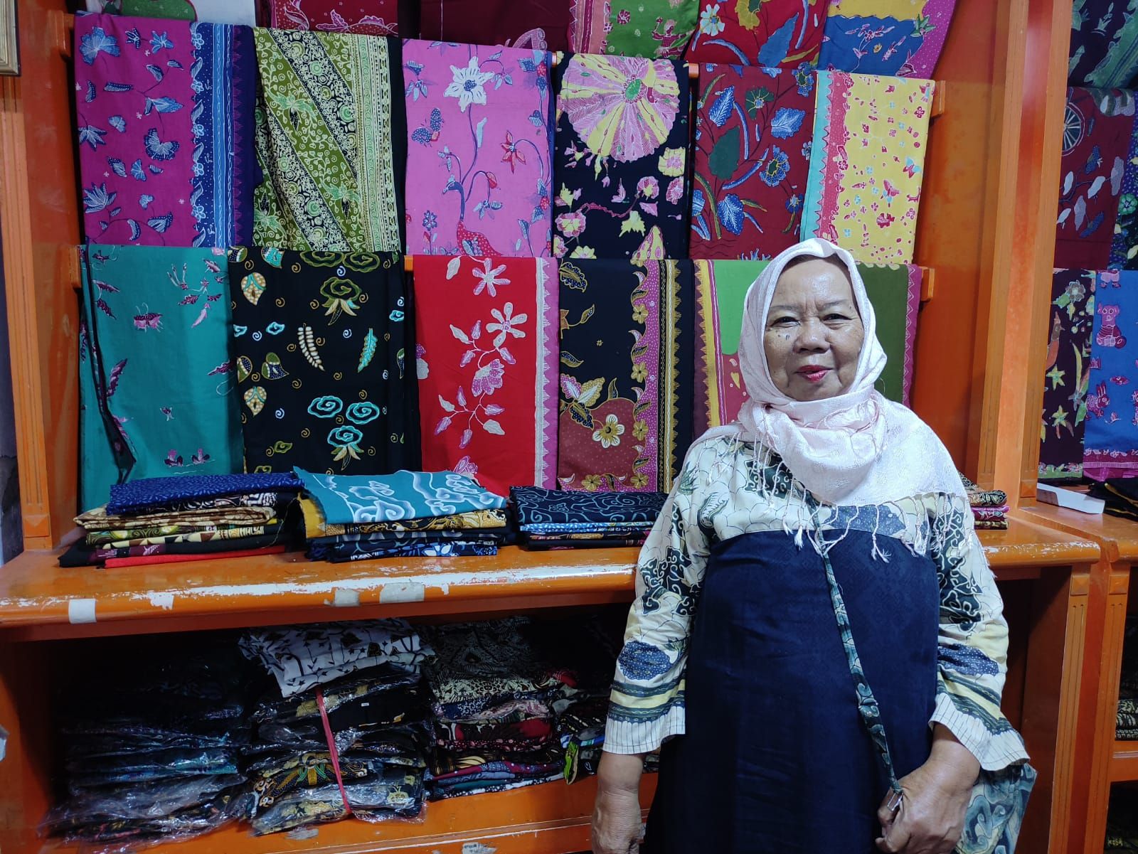 Ibu Masniri, pengrajin batik Trusmi Kabupaten Cirebon 