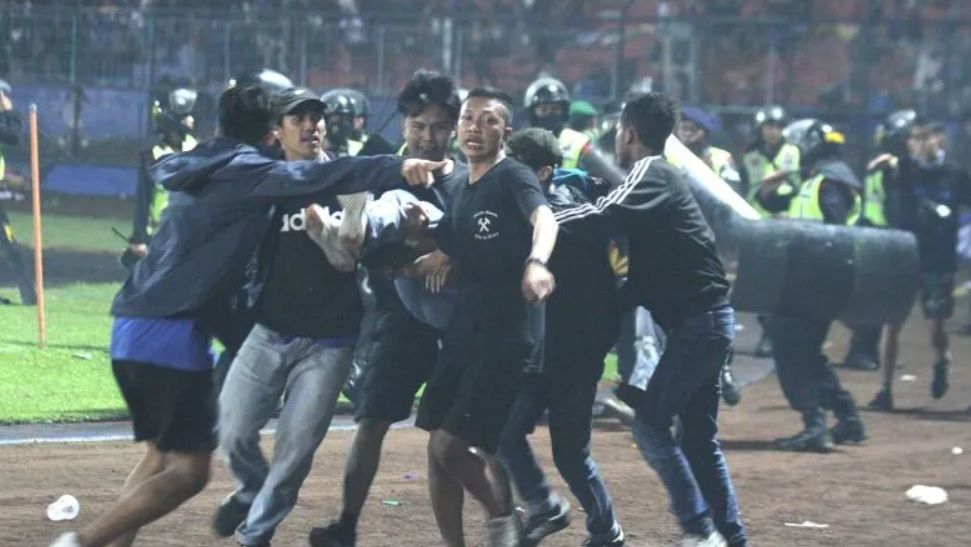 Update korban tragedi Stadion Kanjuruhan Malang, meninggal dunia 127 orang, Sabtu, 1 Oktober 2022.