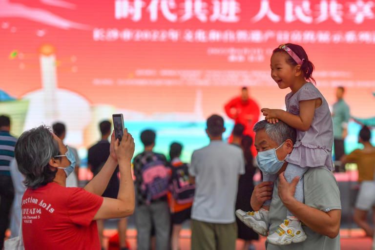 Sejumlah pengunjung berpose untuk difoto di sebuah pasar budaya dan pariwisata musim panas di Changsha, Provinsi Hunan, China tengah, pada 10 Juni 2022. (Xinhua/Chen Zeguo) 
