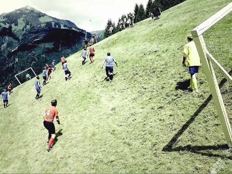 Extreme Alpine football hanya dimainkan di lereng gunung tercuram. 