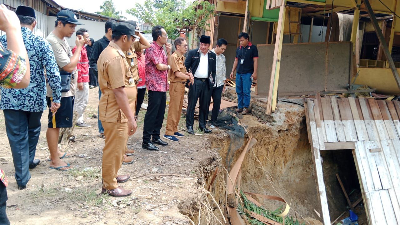 Wakil Gubernur (Wagub) Bengkulu Rosjonsyah memberikan bantuan kepada korban longsor di Desa di desa Lubuk Gedang kecamatan Lubuk Pinang Kabupaten Mukomuko, Senin 3/10/2022