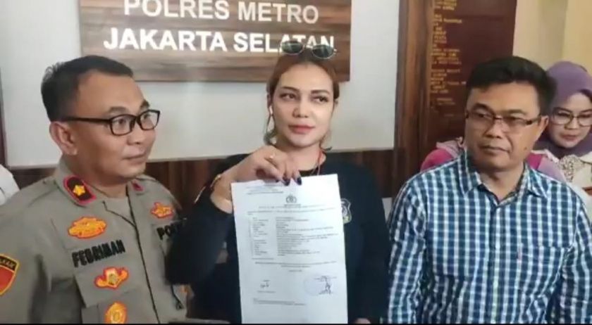 Membuat prank KDRT, Sahabat Polisi melaporkan pasangan suami istri Baim Wong dan Paula Verhoeven secara resmi ke Polres Metro Jakarta Selatan. 
