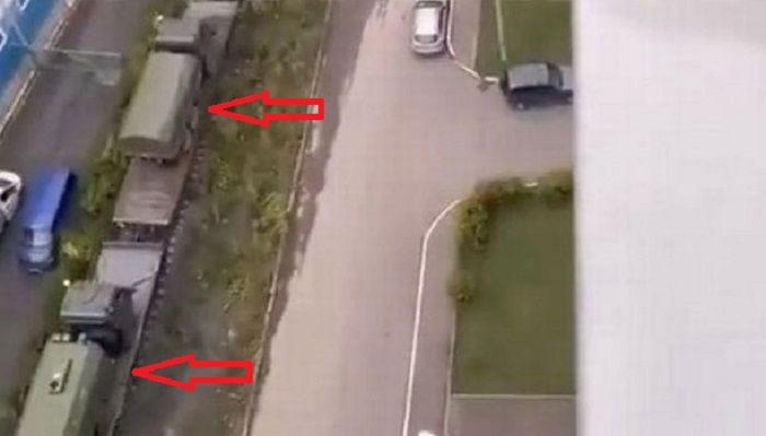 Sebuah konvoi militer yang membawa senjata nuklir terlihat melewati jalan-jalan Rusia tengah menuju Ukraina.*  