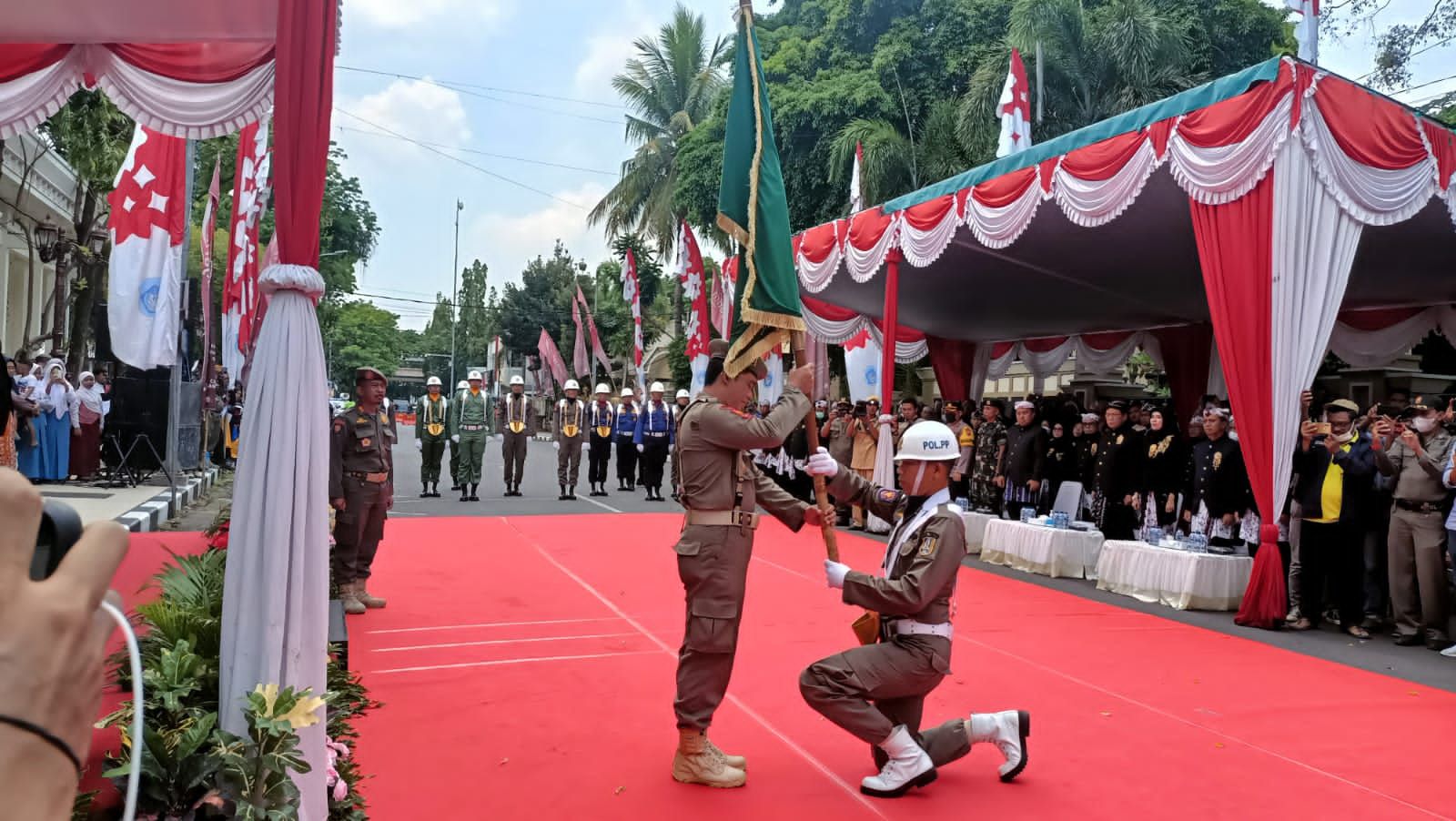Penyerahan bendera Pataka digelar di pendopo kabupaten Tuban dan akan berangkat ke kabupaten Lamongan.
