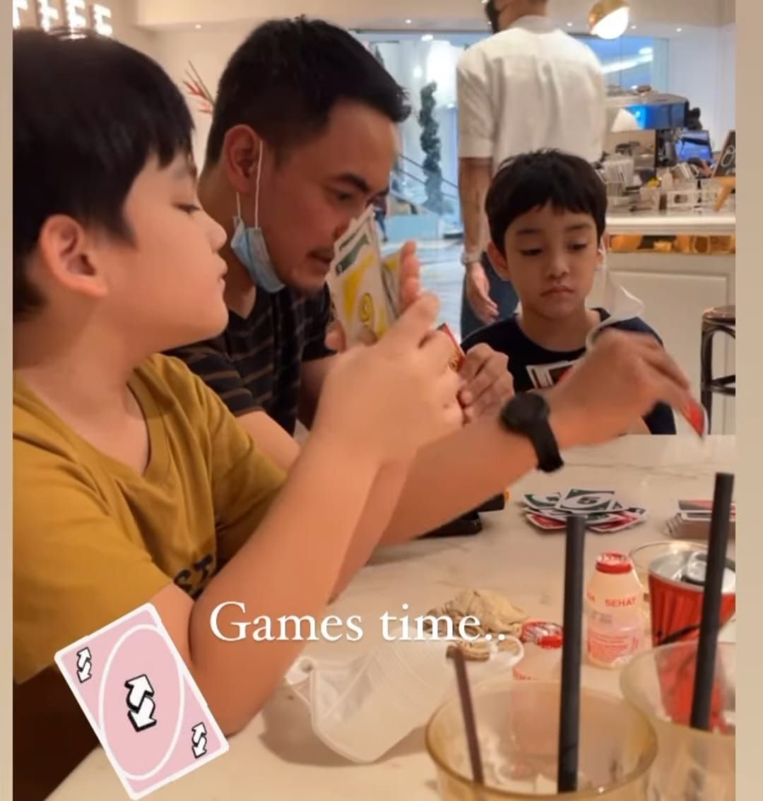 Tangkapan layar video saat zumi zola bermain games Uno bersama anaknya