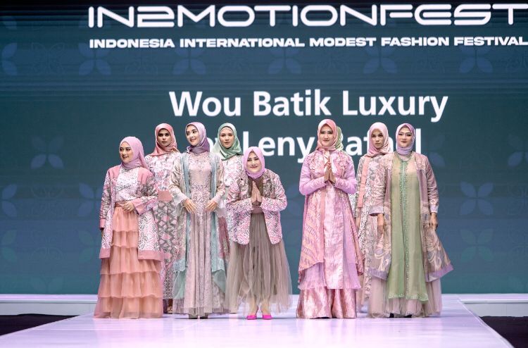 Batik Solo dengan Warna Tanah Dihadirkan Desainer Leny Rafael Lewat Abimana Series di ISEF 2022