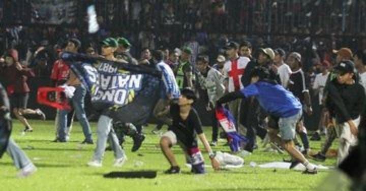 Terungkap sosok yang beri perintah tembak gas air mata di Stadion Kanjuruhan Malang, yang menjadi pemicu 131 orang suporter tewas