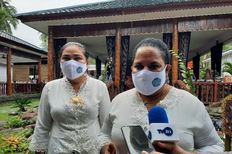 Istri Gubernur Papua Yulce Wenda Enembe (kanan) dalam peringatan Hari Ibu ke-92 tingkat Provinsi Papua.