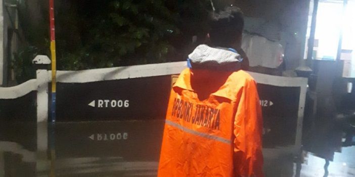 Petugas BPBD DKI Jakarta bersama tim gabungan melakukan asesmen dan distribusi logistik pascabanjir yang melanda sejumlah wilayah Jakarta, Rabu (5/10/2022).