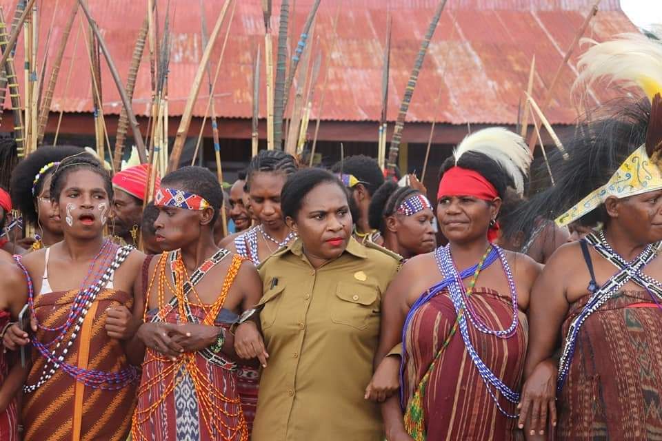 Yustina Ogoney bersama para mama-mama Papua dalam kebersamaan perjuangan dengan para masyarakat adat setempat