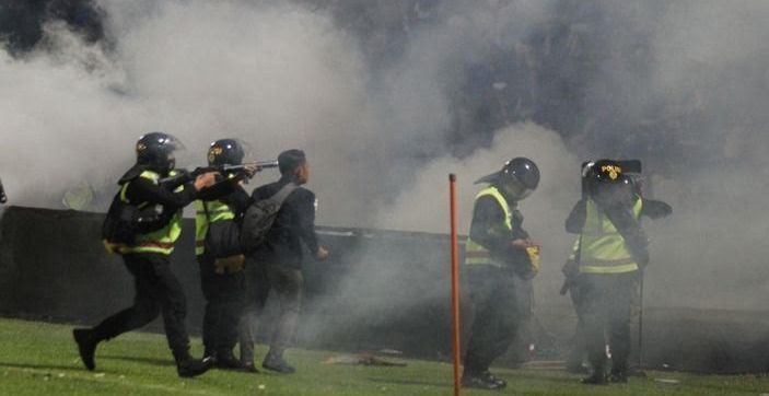 Polisi menembakkan gas air mata saat terjadi kerusuhan di Stadion Kanjuruhan, 1 Oktober 2022.