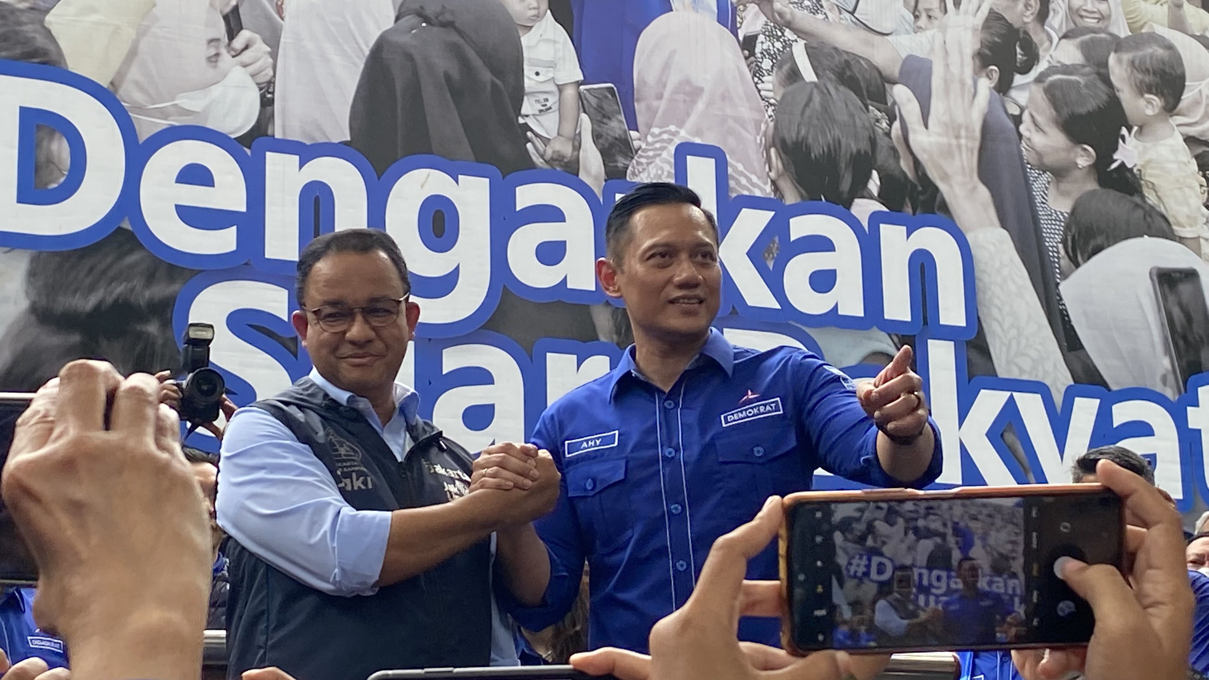 Gubernur DKI Jakarta Anies Baswedan (kiri) dan Ketua Umum Partai Demokrat Agus Harimurti Yudhoyono (AHY) seusai melaksanakan silaturahmi politik.