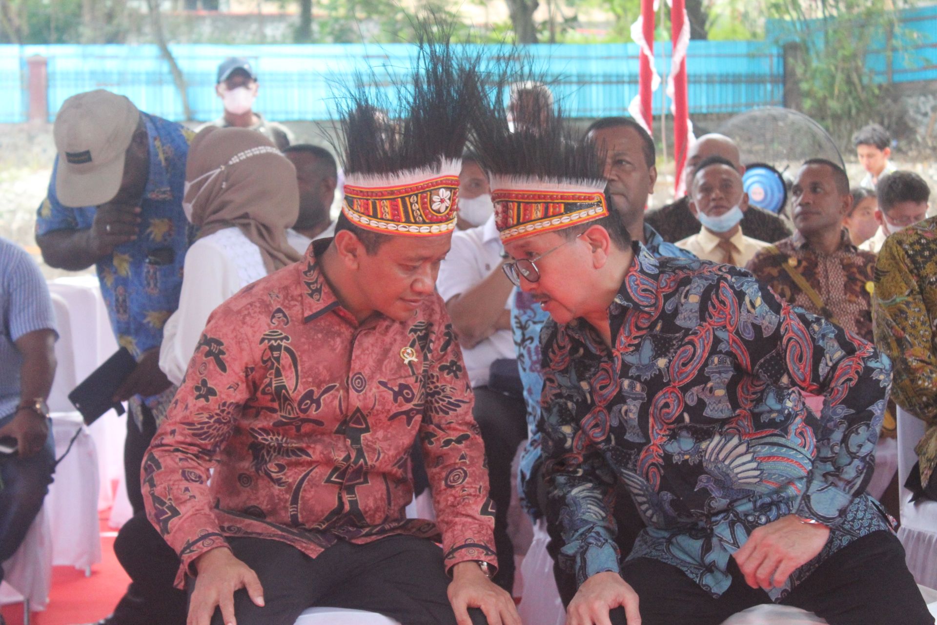 Menteri Investasi/Kepala BKPM Bahlil Lahadalia bersama Presiden Direktur PTFI Tony Wenas pada sela -sela peletakan batu pertama gedung pusat sains dan kemitraan UNCEN Jayapura dok (PORTAL PAPUA)