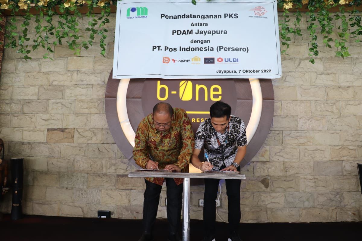 Penandatanganan dilakukan oleh Executive General Manager PT. Pos Indonesia KCU Jayapura, Arya Febrianto dan Direktur Utama PDAM Jayapura, Dr. H. Entis Sutisna, SE, MM.