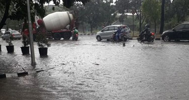 Situasi banjir di Jalan Soekarno Hatta depan Pasar Induk Gedebage Kota Bandung Jumat, 7 Oktober 2022.