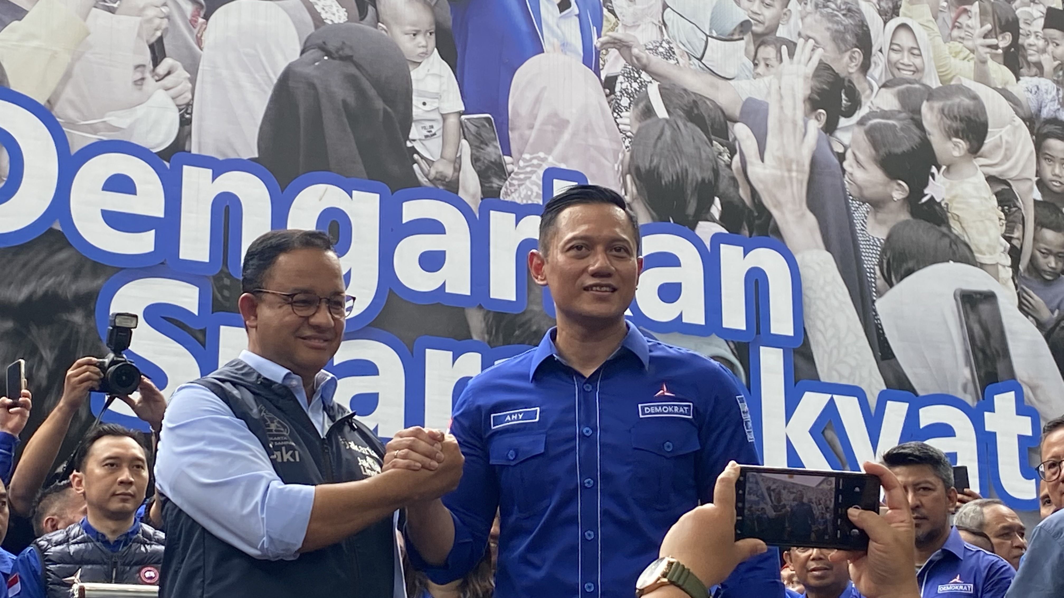 Gubernur DKI Jakarta Anies Baswedan (kiri) dan Ketua Umum Demokrat AHY (kanan).