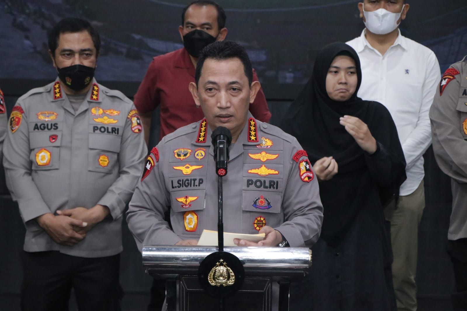 Kapolri Jenderal Polisi Listyo Sigit menetapkan 6 tersangka dalam kasus tragedi Kanjuruhan Malang. Salah satunya direktur PT LIB