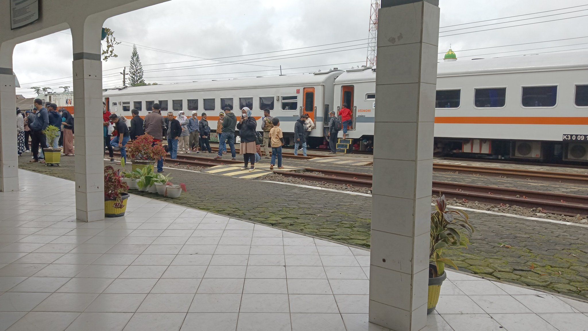 Sejumlah penumpan KA Kutojaya Selatan tertahan di Stasiun Gandrungmangun Cilacap, imbas rel KA ambles.
