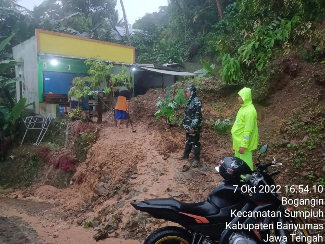 Foto kejadian tanah longsor di Desa Bogangin, Kecamatan Sumpiuh