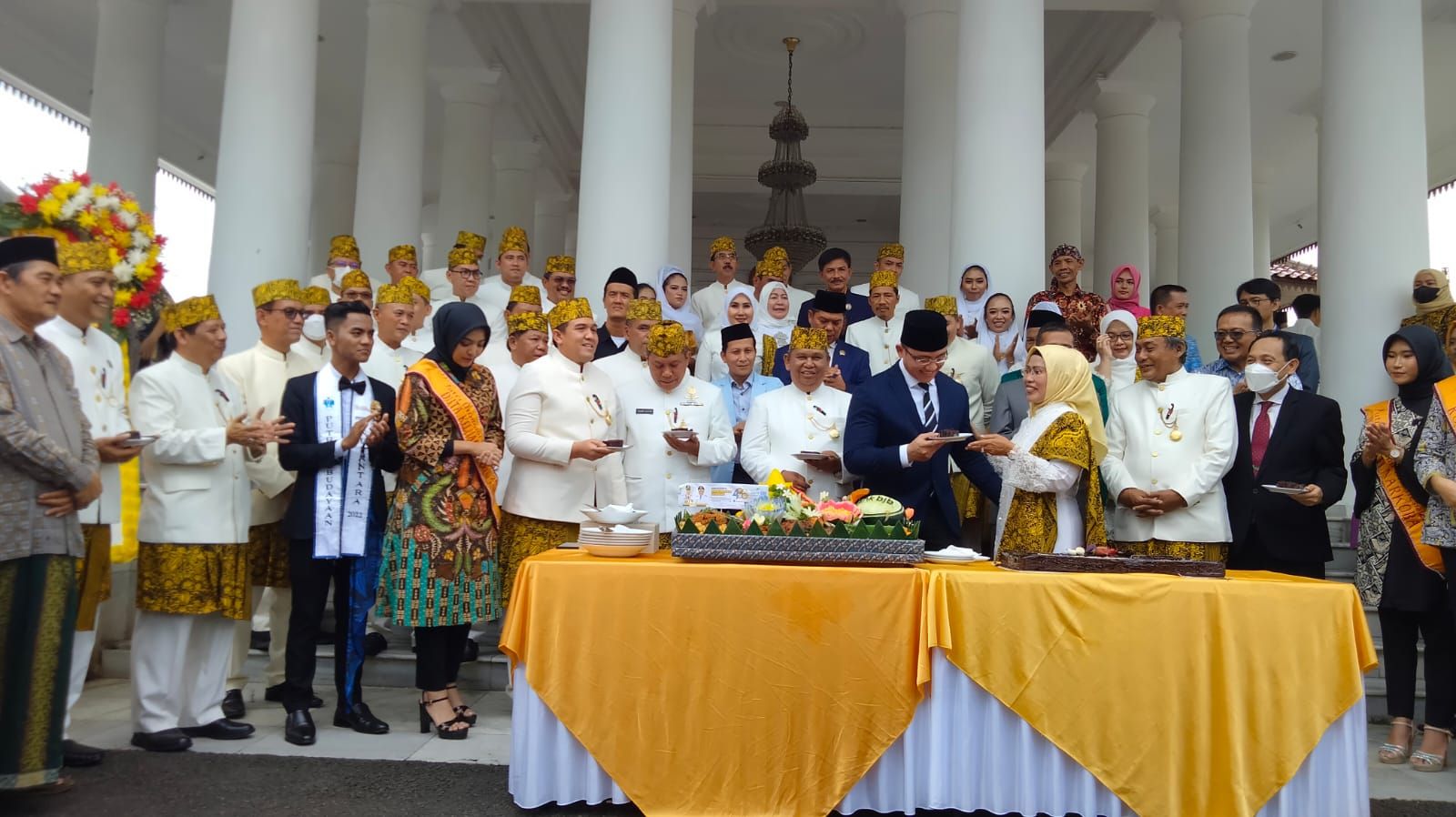 Bupati Serang Ratu Tatu Chasanah saat memberikan potongan kue kepada mantan wakil Gubernur Banten Andika Hazrumy dalam momen HUT ke 496 Kabupaten Serang di halaman pendopo Bupati Serang, Sabtu 8 Oktober 2022.