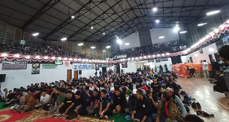 Ribuan Bobotoh Gelar Doa Bersama untuk Tragedi Kanjuruhan di Gor Saparua Kota Bandung, Sabtu 8 Oktober 2022.