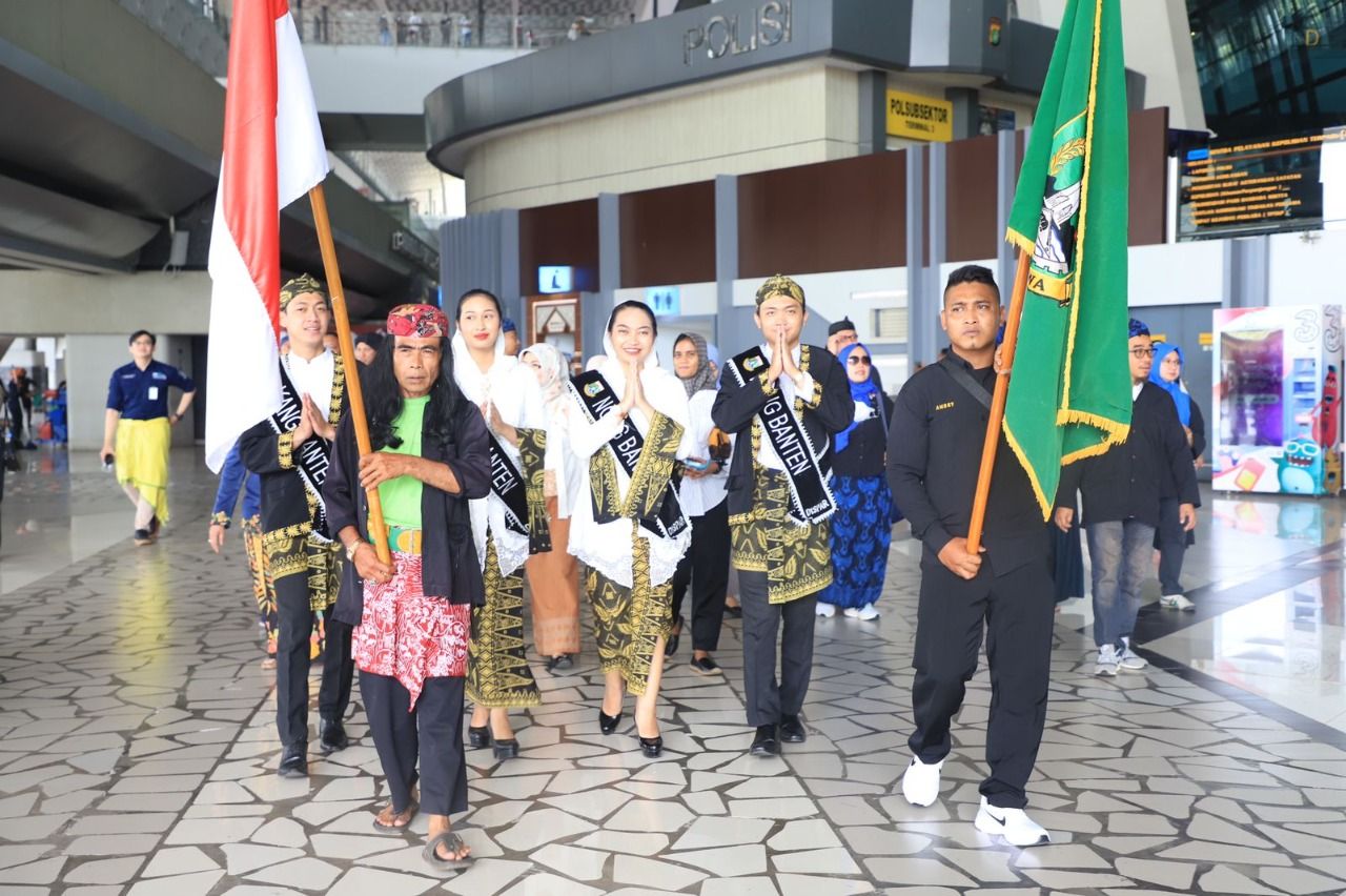 Parade budaya lokal Kota Tangerang dalam rangkaian acara HUT ke 22 Provinsi Banten di Bandara Soetta.