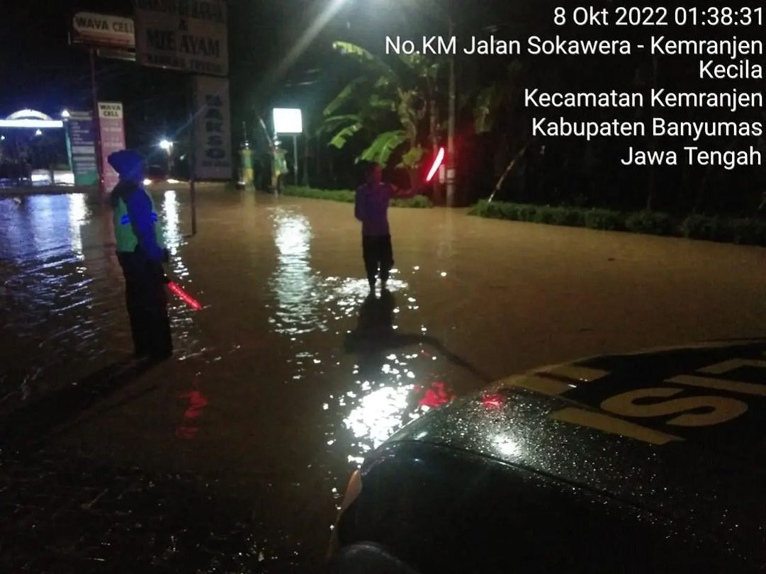Banjir menutup ruas jalan Sokawera-Kemranjen