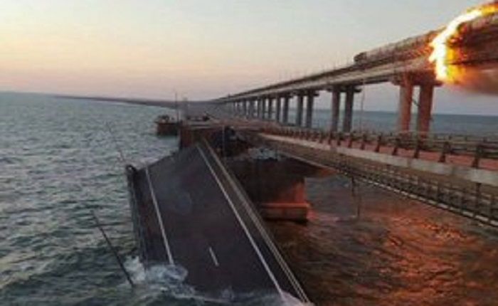 Akibat ledakan bom mobil dan kebakaran tangki bahan bakar minyak membuat Jembatan Kerch Krimea ambruk ke laut.*  
