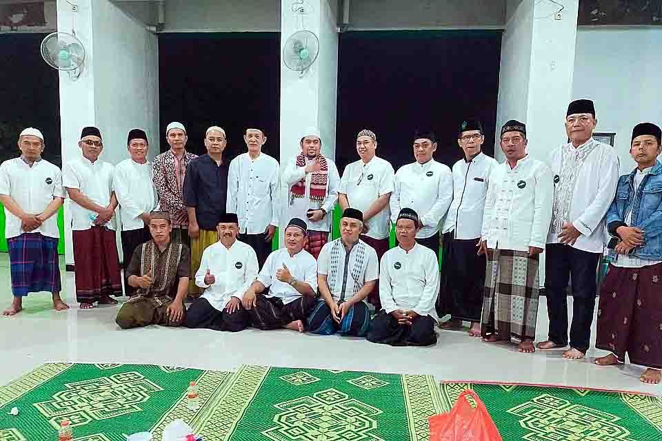 Ustad H. Ahmad Muzakky (tengah) bersama Takmir Masjid Al-Muhajirin, Panitia Maulid Nabi Muhammad SAW 1444 H /2022, dan tokoh masyarakat RW09 Menganti Permai, Hulaan, Gresik.