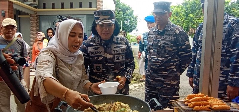 Danlanal Bandung mencicipi kuliner pindang gunung hasil olahan UMKM di Kampung Bahari Bojongsalawe Parigi Pangandaran, Minggu 9 Oktober 2022.